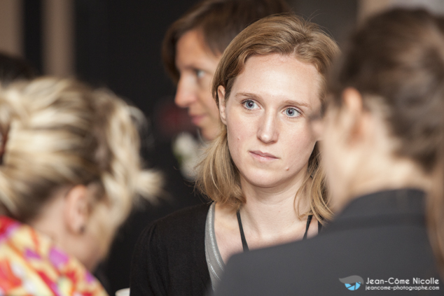 femme ecoutant une discussion dans un groupe lors d'un séminaire de l'ademe à l'occasion de la semaine européenne de réduction des déchets
