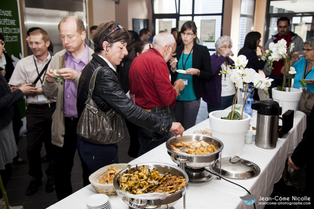 buffet déjeuner servi aux participants réunis en petits groupes d'hommes et femmes discutants lors d'un séminaire de l'ademe à l'occasion de la semaine européenne de réduction des déchets