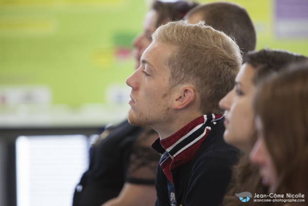 Homme blond ecoutant attentivement et public professionnel assistant à une conférence durant un séminaire de l'ADEME lors de la semaine européenne de réduction des déchets.