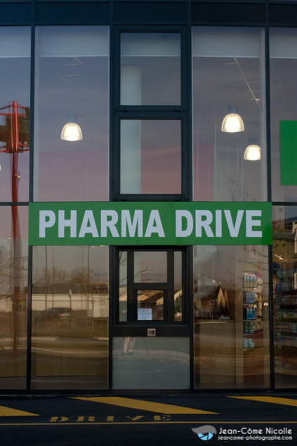 guichet de pharma drive dans une pharmacie pour la délivrance de médicaments ou de produits de soins et d'hygiène sans descendre de la voiture.