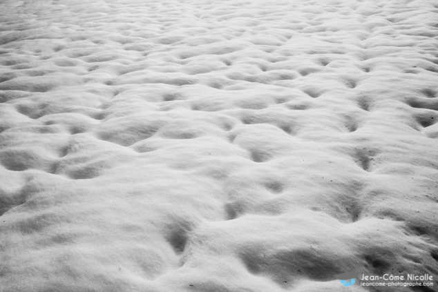 Photographies de surface enneigées en noir et blanc